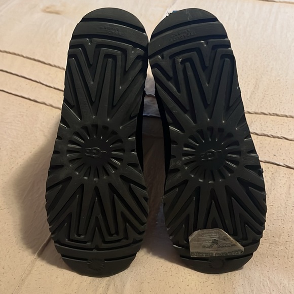 UGGS - Picture 4 of 4